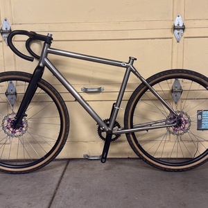 Charge plug 5 Silver, gray or bare metal