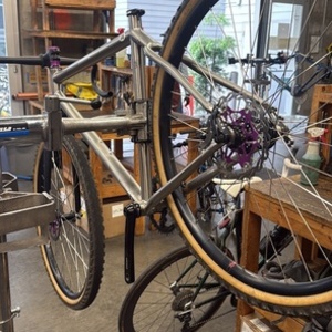 Charge plug 5 Silver, gray or bare metal