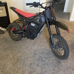 2025 Yozma IN10 Black and Red