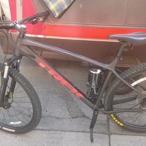 Trek Marlin 5 Silver, gray or bare metal and Red