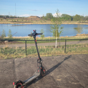 2026 IZIP e-scooter Black and Red