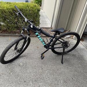 2022 Trek Marlin Silver, gray or bare metal