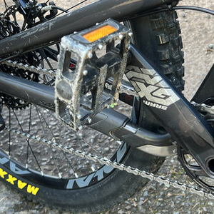 2018 Santa Cruz Bronson C Black and Silver, gray or bare metal