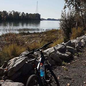 2016 Giant ATX 27.5 Black and Blue