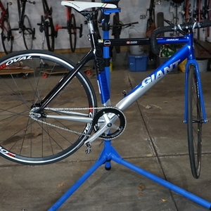 2017 Giant Omnium Blue and Silver, gray or bare metal