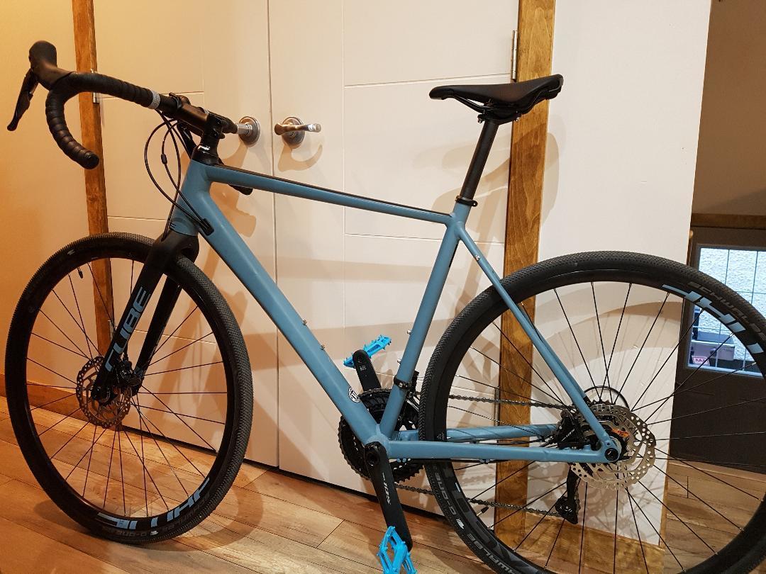 cube nuroad vs cube cross race