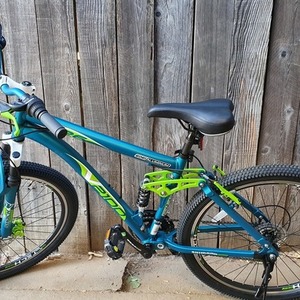 2019 Schwinn 2100 Blue, Green, and White