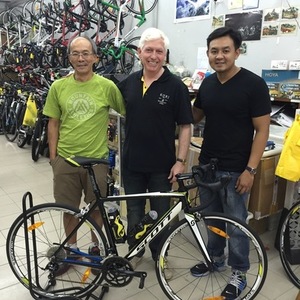 2016 SCOTT Syncross Black, White, and Yellow or Gold