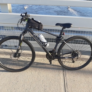 2018 Giant ROAM 2 Black and Silver, gray or bare metal