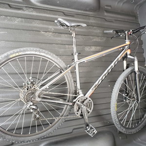 Kona Diamond Silver, gray or bare metal