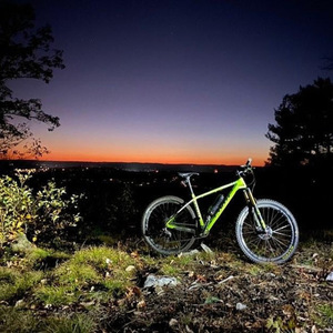 2016 Pivot 27.5 Les Green, Black, and White