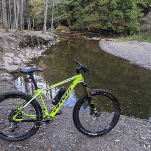 2016 Pivot 27.5 Les Green, Black, and White