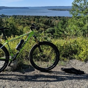 2016 Pivot 27.5 Les Green, Black, and White