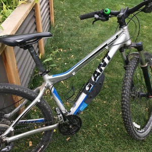 Giant Yukon Dk Blue Silver, gray or bare metal