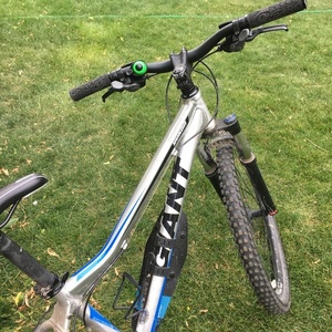 Giant Yukon Dk Blue Silver, gray or bare metal