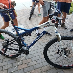 2020 Pivot Mach 429 Blue and White