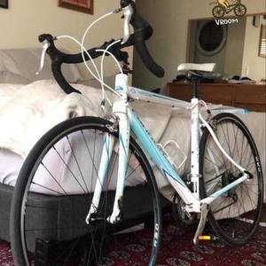 2012 Cannondale synapse White and Blue