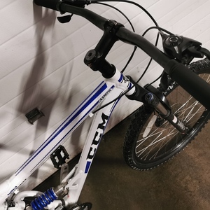 2017 CCM APEX 26IN Full Suspension Dual Disc White and Blue