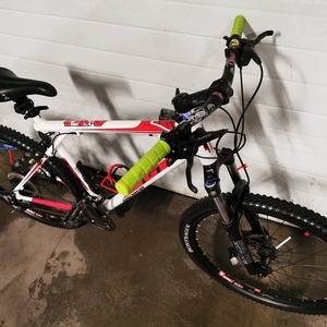 2009 GT Bicycles GT Avalanche 3.0 L 26IN White and Red