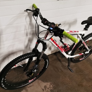 2009 GT Bicycles GT Avalanche 3.0 L 26IN White and Red