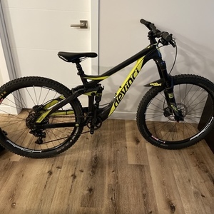 2016 Devinci Troy carbon Black and Yellow or Gold