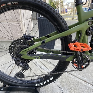 2020 Pivot Switchblade Green