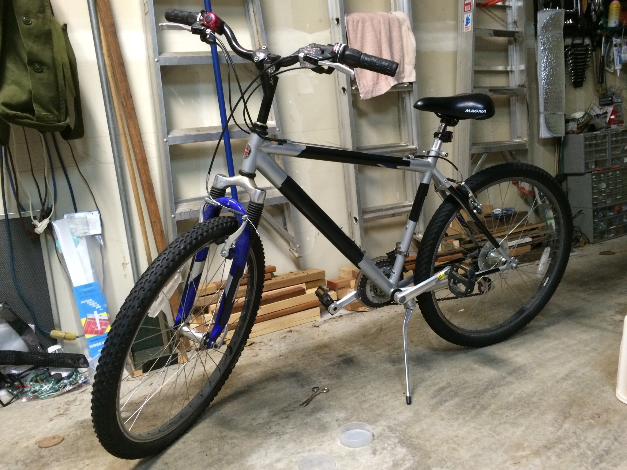 schwinn sr suntour mountain bike