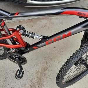 CCM Side Triangle Black and Red