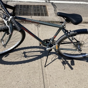 Specialized Hardrock Silver, gray or bare metal