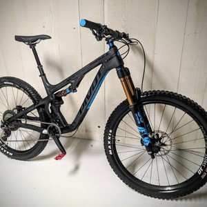 2018 Pivot Mach 5.5 Black and Blue