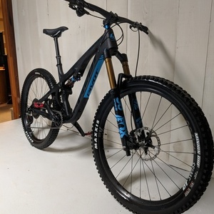 2018 Pivot Mach 5.5 Black and Blue