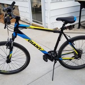 2018 Giant Revell 2 Black, Yellow or Gold, and Blue