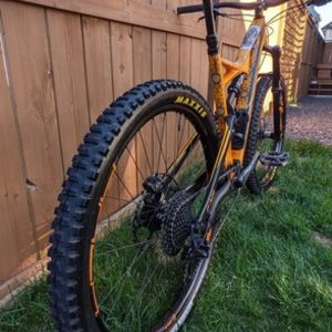 2016 Specialized Stumpjumper Expert Carbon 650B Orange and Black