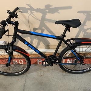 Trek Black