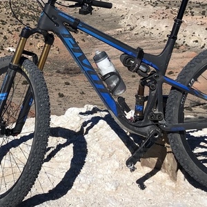 2020 Pivot Mach 4 SL Black and Blue