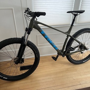 2022 Trek Roscoe 6 Hardtail Mountain Bike X-Lar... Silver, gray or bare metal