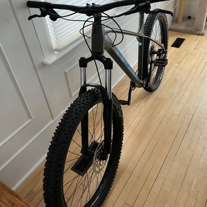 2022 Trek Roscoe 6 Hardtail Mountain Bike X-Lar... Silver, gray or bare metal