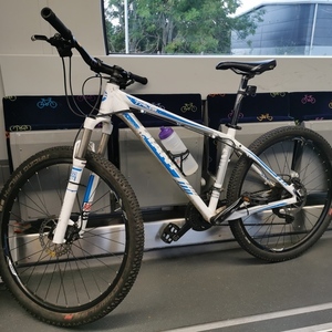 2015 Giant Talon 27.5 1 White, Blue, and Silver, gray or bare metal