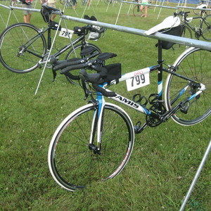 2011 Jamis Ventura Race femme 48cm White, Blue, and Black