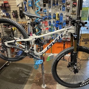 2022 Pivot Switchblade Silver, gray or bare metal