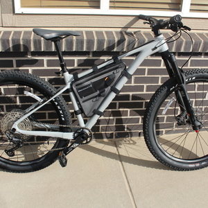 2022 Giant Fathom 2 M Silver, gray or bare metal