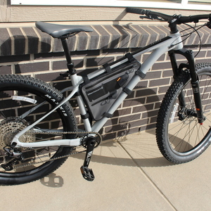 2022 Giant Fathom 2 M Silver, gray or bare metal