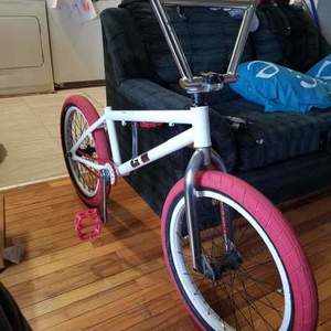 2007 GT Bicycles bmx White, Red, and Black
