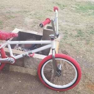2007 GT Bicycles bmx White, Red, and Black