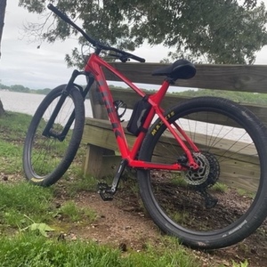 2022 Trek Marlin 8XL Red