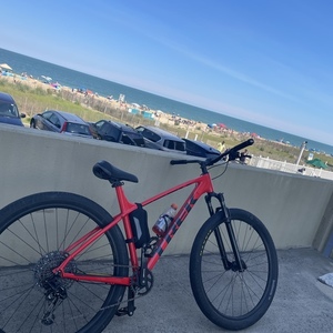 2022 Trek Marlin 8XL Red