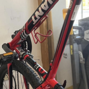 2022 Giant XL front shocks , disc brakes, GIANT ... Red, Black, and White