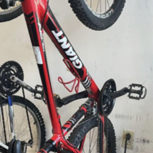 2022 Giant XL front shocks , disc brakes, GIANT ... Red, Black, and White