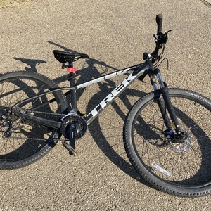 2022 Trek Marlin 4 Black and White