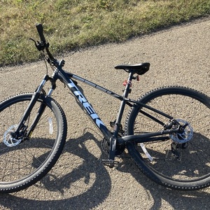 2022 Trek Marlin 4 Black and White